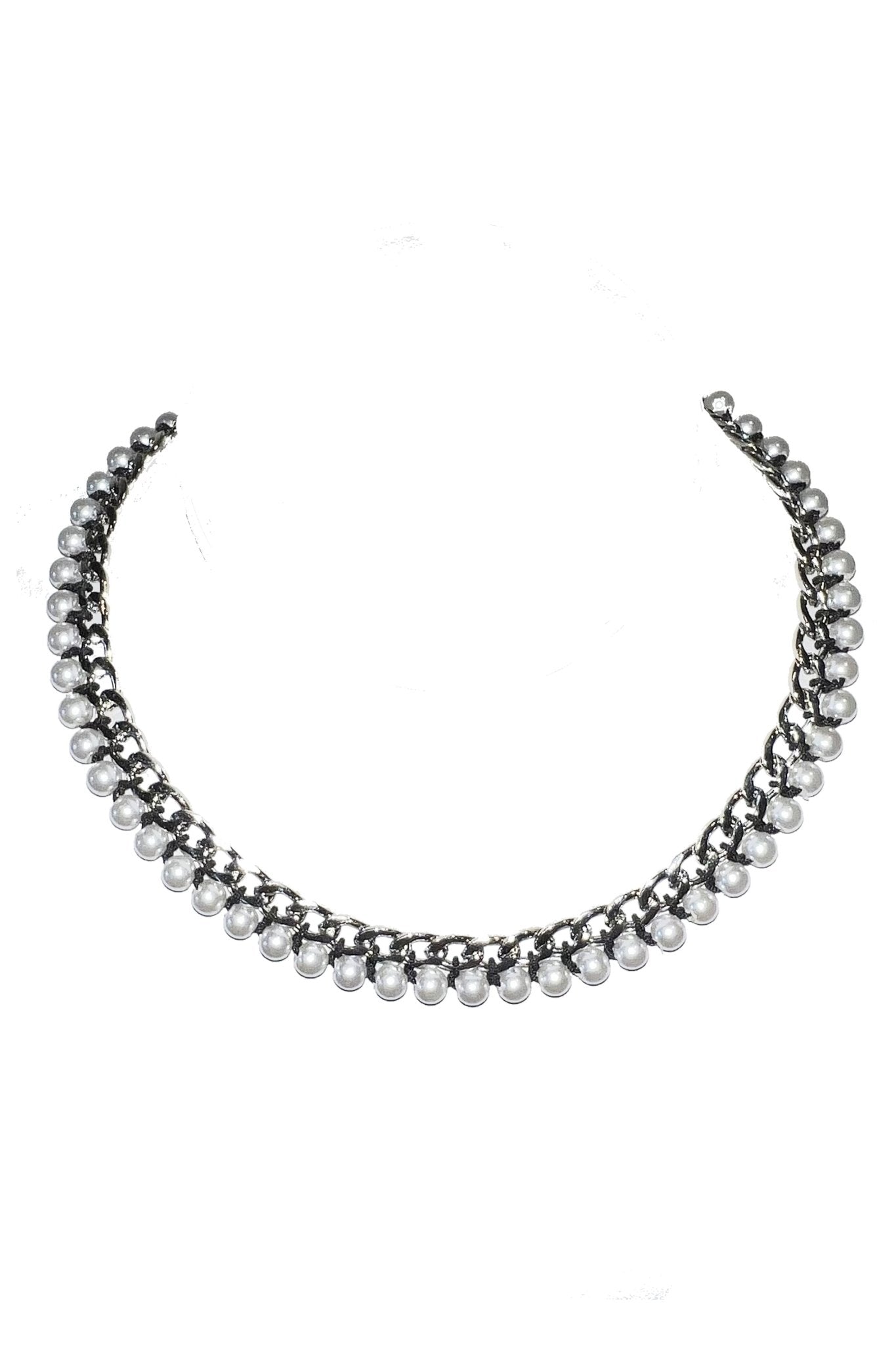 a black and white photo of a necklace